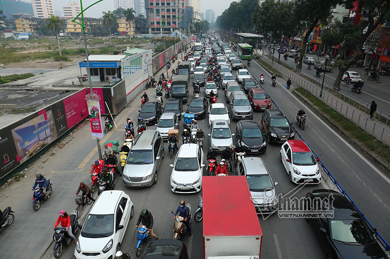 Tắc khủng khiếp giữa trưa từ ngõ ra đường lớn Hà Nội